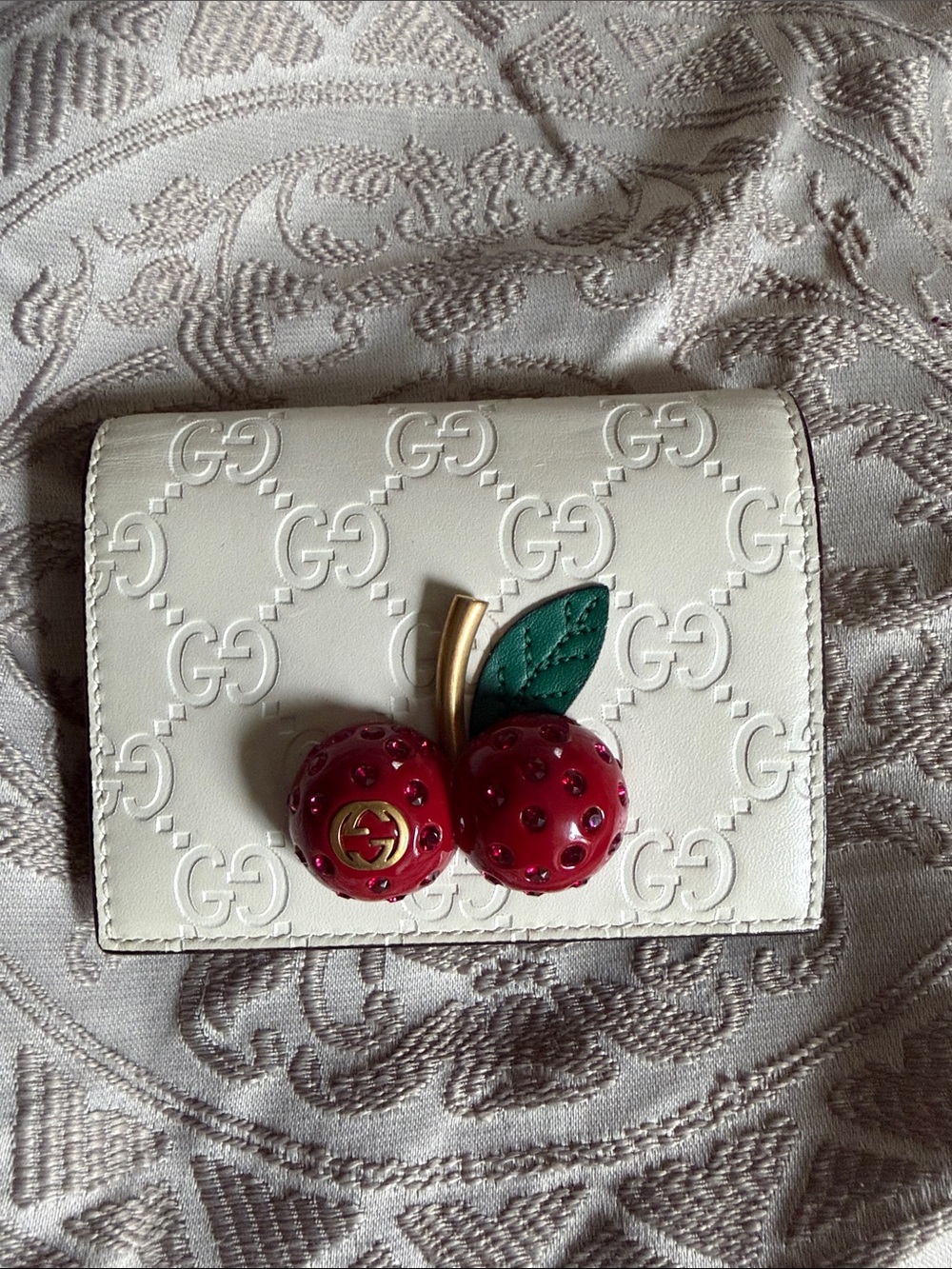 Authentic Gucci White Embossed Leather Card Case with Red Cherry Applique - Picture 1 of 2